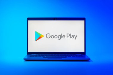 Prag, Çek Cumhuriyeti - 21 Ekim 2024: Google Play logosunu gösteren modern dizüstü bilgisayar ekranı