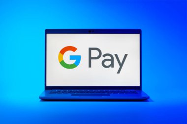 Prag, Çek Cumhuriyeti - 21 Ekim 2024: Google Pay logosunu gösteren modern dizüstü bilgisayar ekranı