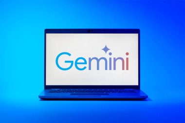 Prag, Çek Cumhuriyeti - 21 Ekim 2024: Gemini logosunu gösteren modern dizüstü bilgisayar ekranı