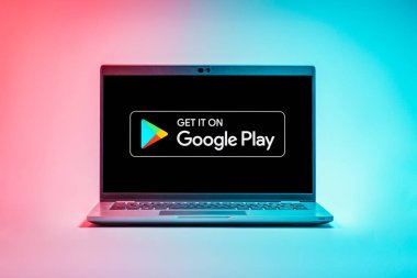 Prag, Çek Cumhuriyeti - 21 Ekim 2024: Google Play logosunu gösteren modern dizüstü bilgisayar ekranı