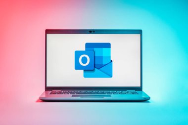 Prag, Çek Cumhuriyeti - 21 Ekim 2024: Outlook logosunu gösteren modern laptop ekranı