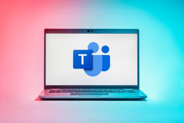 Prag, Çek Cumhuriyeti - 21 Ekim 2024: Microsoft Ekip logolarını gösteren modern dizüstü bilgisayar ekranı
