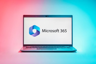 Prag, Çek Cumhuriyeti - 21 Ekim 2024: Microsoft 365 logosunu gösteren modern dizüstü bilgisayar ekranı