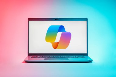 Prag, Çek Cumhuriyeti - 21 Ekim 2024: Microsoft Copilot logosunu gösteren modern dizüstü bilgisayar