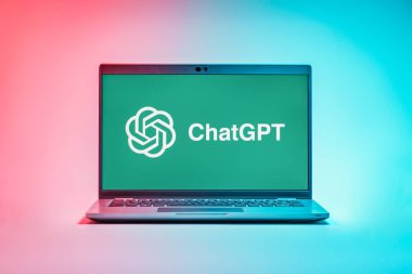 Prag, Çek Cumhuriyeti - 21 Ekim 2024: Chat GPT logosunu gösteren modern laptop ekranı