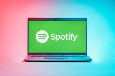 Prag, Çek Cumhuriyeti - 21 Ekim 2024: Spotify logosunu gösteren modern bilgisayar ekranı