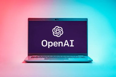 Prag, Çek Cumhuriyeti - 21 Ekim 2024: OpenAI logosunu gösteren modern dizüstü bilgisayar ekranı