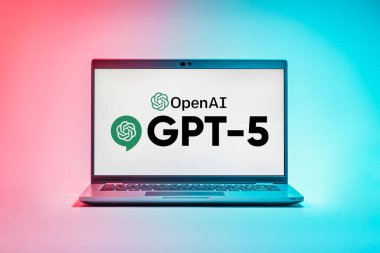 Prag, Çek Cumhuriyeti - 21 Ekim 2024: GPT-5 logosunu gösteren modern dizüstü bilgisayar ekranı