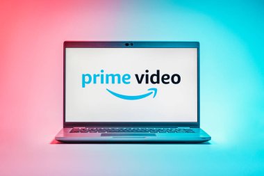 Prag, Çek Cumhuriyeti - 21 Ekim 2024: Ana video logosunu gösteren modern dizüstü bilgisayar ekranı