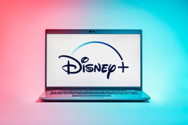Prag, Çek Cumhuriyeti - 21 Ekim 2024: Disney + logosunu gösteren modern dizüstü bilgisayar ekranı