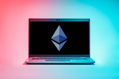 Prag, Çek Cumhuriyeti - 21 Ekim 2024: Ethereum logosunu gösteren modern dizüstü bilgisayar ekranı
