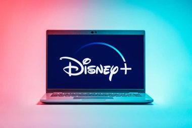Prag, Çek Cumhuriyeti - 21 Ekim 2024: Disney + logosunu gösteren modern dizüstü bilgisayar ekranı