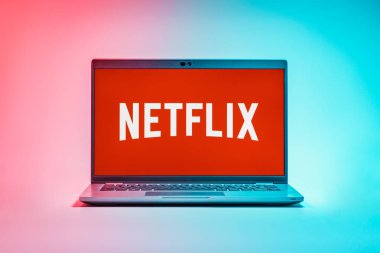 Prag, Çek Cumhuriyeti - 21 Ekim 2024: Netflix logosunu gösteren modern dizüstü bilgisayar ekranı