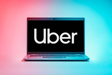 Prag, Çek Cumhuriyeti - 21 Ekim 2024: Uber logosunu gösteren modern dizüstü bilgisayar ekranı
