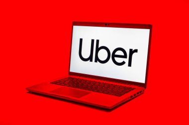 Prag, Çek Cumhuriyeti - 21 Ekim 2024: Uber logosunu gösteren modern dizüstü bilgisayar ekranı