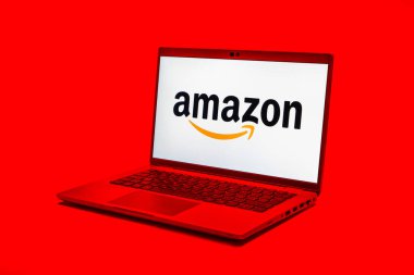 Prag, Çek Cumhuriyeti - 21 Ekim 2024: Amazon logosunu gösteren modern dizüstü bilgisayar ekranı