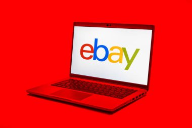 Prag, Çek Cumhuriyeti - 21 Ekim 2024: ebay logosunu gösteren modern dizüstü bilgisayar ekranı