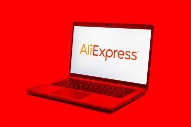 Prag, Çek Cumhuriyeti - 21 Ekim 2024: Aliexpress logosunu gösteren modern dizüstü bilgisayar ekranı