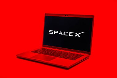 Prag, Çek Cumhuriyeti - 21 Ekim 2024: Uzaylı logosunu gösteren modern dizüstü bilgisayar ekranı