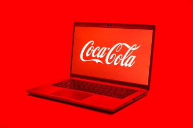 Prag, Çek Cumhuriyeti - 21 Ekim 2024: Coca-Cola logosunu gösteren modern laptop ekranı
