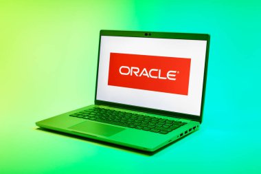 Prag, Çek Cumhuriyeti - 21 Ekim 2024: Kahin logosunu gösteren modern laptop ekranı