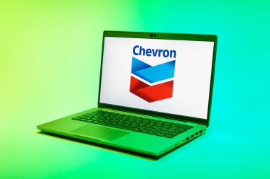 Prag, Çek Cumhuriyeti - 21 Ekim 2024: Şevron logosunu gösteren modern dizüstü bilgisayar ekranı