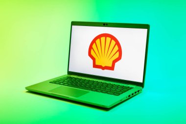 Prag, Çek Cumhuriyeti - 21 Ekim 2024: Kabuk logosunu gösteren modern dizüstü bilgisayar ekranı