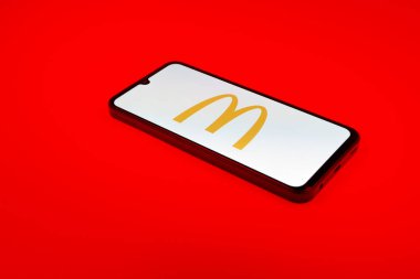 Prag, Çek Cumhuriyeti - 21 Ekim 2024: Logoyu gösteren modern akıllı telefon aygıtı.