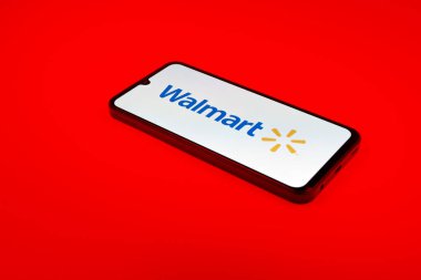 Prag, Çek Cumhuriyeti - 21 Ekim 2024: Walmart logosunu gösteren modern akıllı telefon aygıtı.