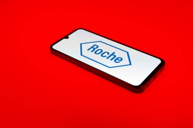 Prag, Çek Cumhuriyeti - 21 Ekim 2024: Roche logosunu gösteren modern akıllı telefon aygıtı.