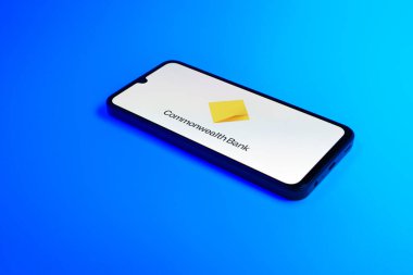 Prag, Çek Cumhuriyeti - 21 Ekim 2024: Yüzeydeki modern akıllı telefon cihazı Commonwealth logosunu gösteriyor.