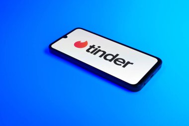 Prag, Çek Cumhuriyeti - 21 Ekim 2024: Tinder logosunu gösteren modern akıllı telefon aygıtı.