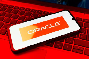 Prag, Çek Cumhuriyeti - 10 21 2024: Yüzeyde Kahin logosu gösteren akıllı telefon.