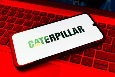 Prag, Çek Cumhuriyeti - 21 Ekim 2024: Dizüstü bilgisayar klavyesindeki modern akıllı telefon cihazı tırtıl logosunu gösteriyor.