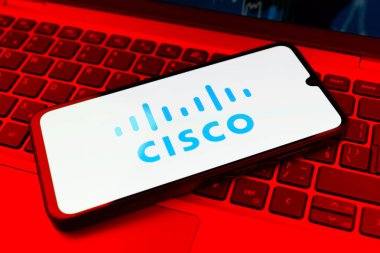Prag, Çek Cumhuriyeti - 21 Ekim 2024: Cisco logosunu gösteren dizüstü bilgisayardaki modern akıllı telefon aygıtı.