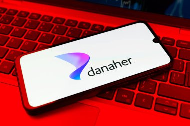Prag, Çek Cumhuriyeti - 21 Ekim 2024: Dizüstü bilgisayarda Danaher logosunu gösteren modern akıllı telefon aygıtı.
