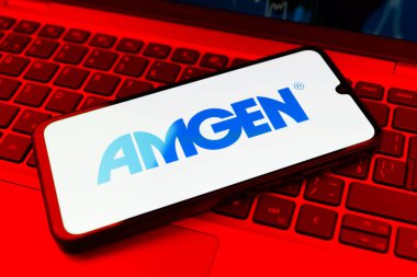Prag, Çek Cumhuriyeti - 21 Ekim 2024: Dizüstü bilgisayarda amgen logosu gösteren modern akıllı telefon aygıtı.