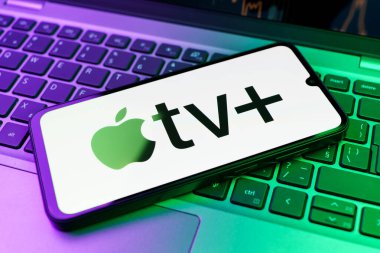 Prag, Çek Cumhuriyeti - 10 21 2024: Apple TV + logosunu gösteren akıllı telefon.