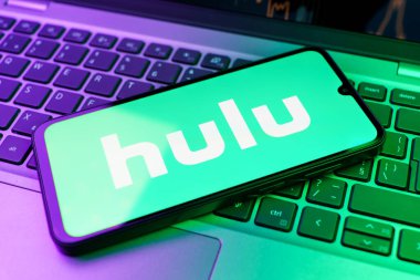 Prag, Çek Cumhuriyeti - 10 21 2024: Yüzeyde Hulu logosunu gösteren akıllı telefon.