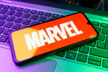 Prag, Çek Cumhuriyeti - 10 21 2024: Marvel logosunu gösteren akıllı telefon.