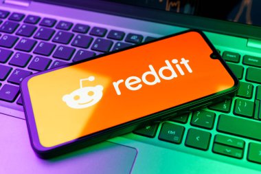 Prag, Çek Cumhuriyeti - 10 21 2024: Reddit logosunu gösteren akıllı telefon.