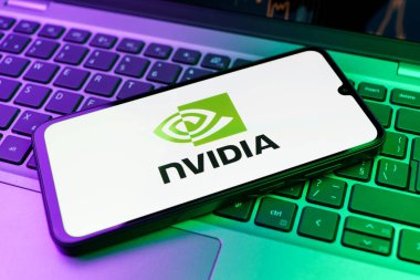Prag, Çek Cumhuriyeti - 21 Ekim 2024: Bilgisayar klavyesindeki modern akıllı telefon aygıtı Nvidia logosunu gösteriyor.