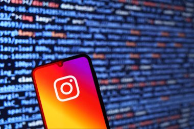Prag, Çek: Logo instagramlı modern akıllı telefon ekranda ve arka planda bilgisayar ekranı var 