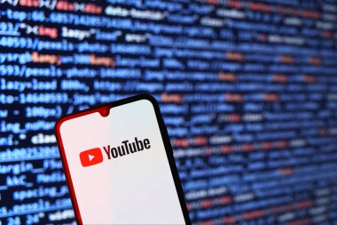 Prag, Çek Cumhuriyeti - 720 2024: Youtube logosunu gösteren akıllı telefon. YouTube, video yüklemek için tasarlanmış bir sosyal ağdır.