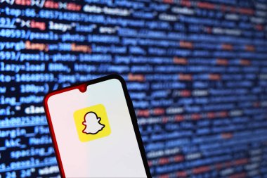 Prag, Çek: Logolu modern akıllı telefon ekranda ve arka planda bilgisayar ekranı var 