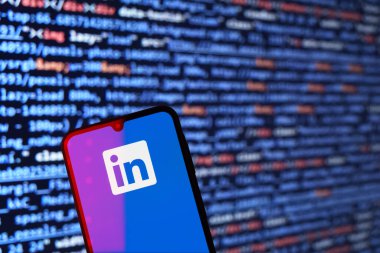 Prag, Çek: Ekranda bağlı logo ve arka planda bilgisayar ekranı olan modern akıllı telefon 