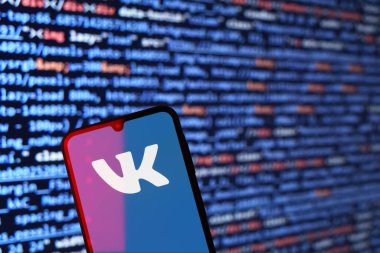 Prag, Çek: Ekranda vk logosu ve arka planda bilgisayar ekranı olan modern akıllı telefon 