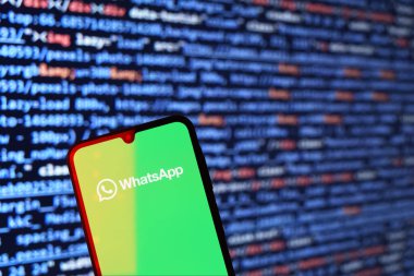 Prag, Çek: Logo Whatsapp 'u arka planda bilgisayar ekranı olan modern akıllı telefon 