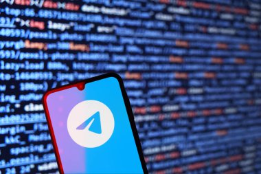 Prag, Çek: Ekranda logo telgraflı modern akıllı telefon ve arka planda bilgisayar ekranı 