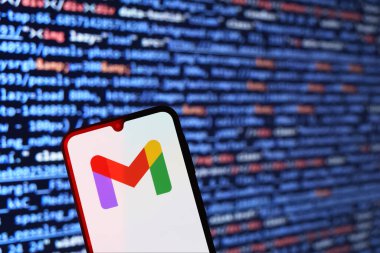 Prag, Çek Cumhuriyeti - 720 2024: Google Gmail logosunu gösteren akıllı telefon.